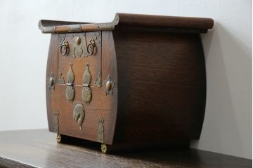 アジアンビンテージ　李朝デザイン　可愛らしい形の小さなサイドテーブル(バンダジ、バンダヂ、バンダチ、半閉櫃、花台、飾り台、収納箱、木箱、小物収納、収納棚、店舗什器、ヴィンテージ、李朝家具)(R-081140)