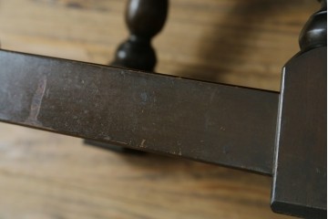 和製ヴィンテージ　クラシカルなデザインの小さなラウンドサイドテーブル　(R-081145)