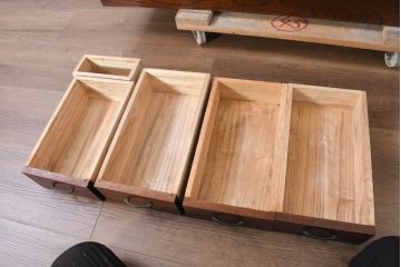 中古　国産　職人手作り　隠し収納付き　引き出しいっぱいの珍しい2段重ね茶箪笥(茶たんす、茶タンス、キャビネット、茶棚、飾り棚、収納棚、戸棚、店舗什器)(R-081146)