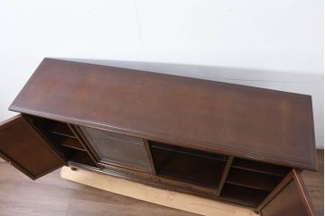 中古　美品　国会議事堂納品の高級家具メーカー　徳田家具　上品な佇まいで存在感のあるサイドボード(サイドキャビネット、収納棚、戸棚、飾り棚、食器棚、カップボード、リビングボード)(R-081148)