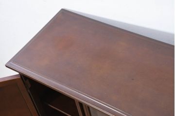 中古　美品　国会議事堂納品の高級家具メーカー　徳田家具　上品な佇まいで存在感のあるサイドボード(サイドキャビネット、収納棚、戸棚、飾り棚、食器棚、カップボード、リビングボード)(R-081148)