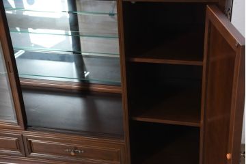 中古　美品　国会議事堂納品の高級家具メーカー　徳田家具　上品な佇まいで存在感のあるサイドボード(サイドキャビネット、収納棚、戸棚、飾り棚、食器棚、カップボード、リビングボード)(R-081148)