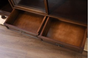 中古　美品　国会議事堂納品の高級家具メーカー　徳田家具　上品な佇まいで存在感のあるサイドボード(サイドキャビネット、収納棚、戸棚、飾り棚、食器棚、カップボード、リビングボード)(R-081148)