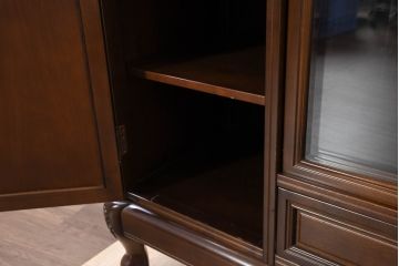 中古　美品　国会議事堂納品の高級家具メーカー　徳田家具　上品な佇まいで存在感のあるサイドボード(サイドキャビネット、収納棚、戸棚、飾り棚、食器棚、カップボード、リビングボード)(R-081148)