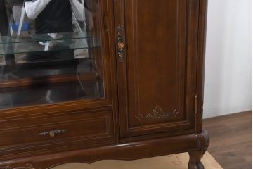 中古　美品　国会議事堂納品の高級家具メーカー　徳田家具　上品な佇まいで存在感のあるサイドボード(サイドキャビネット、収納棚、戸棚、飾り棚、食器棚、カップボード、リビングボード)(R-081148)