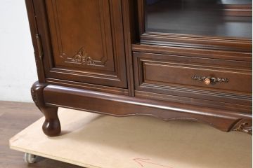 中古　美品　国会議事堂納品の高級家具メーカー　徳田家具　上品な佇まいで存在感のあるサイドボード(サイドキャビネット、収納棚、戸棚、飾り棚、食器棚、カップボード、リビングボード)(R-081148)