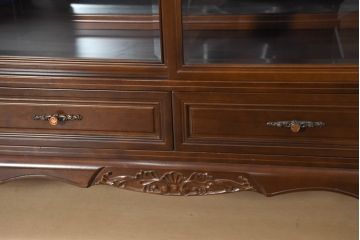 中古　美品　国会議事堂納品の高級家具メーカー　徳田家具　上品な佇まいで存在感のあるサイドボード(サイドキャビネット、収納棚、戸棚、飾り棚、食器棚、カップボード、リビングボード)(R-081148)