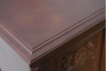 中古　美品　国会議事堂納品の高級家具メーカー　徳田家具　上品な佇まいで存在感のあるサイドボード(サイドキャビネット、収納棚、戸棚、飾り棚、食器棚、カップボード、リビングボード)(R-081148)