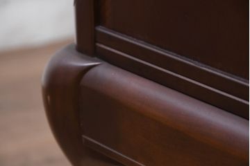 中古　美品　国会議事堂納品の高級家具メーカー　徳田家具　上品な佇まいで存在感のあるサイドボード(サイドキャビネット、収納棚、戸棚、飾り棚、食器棚、カップボード、リビングボード)(R-081148)