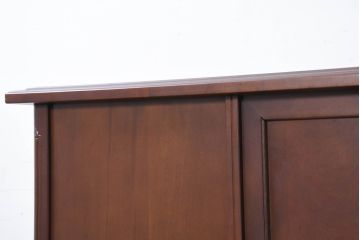 中古　美品　国会議事堂納品の高級家具メーカー　徳田家具　上品な佇まいで存在感のあるサイドボード(サイドキャビネット、収納棚、戸棚、飾り棚、食器棚、カップボード、リビングボード)(R-081148)