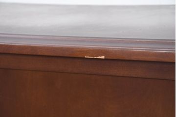 中古　美品　国会議事堂納品の高級家具メーカー　徳田家具　上品な佇まいで存在感のあるサイドボード(サイドキャビネット、収納棚、戸棚、飾り棚、食器棚、カップボード、リビングボード)(R-081148)