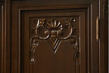 中古　美品　国会議事堂納品の高級家具メーカー　徳田家具　上品な佇まいで存在感のあるサイドボード　(R-081148)