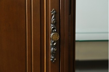 中古　美品　国会議事堂納品の高級家具メーカー　徳田家具　上品な佇まいで存在感のあるサイドボード　(R-081148)