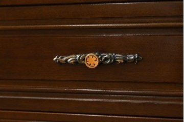 中古　美品　国会議事堂納品の高級家具メーカー　徳田家具　上品な佇まいで存在感のあるサイドボード　(R-081148)