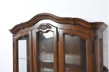 中古　美品　DREXEL HERITAGE(ドレクセルヘリテイジ)　Touraine(ツーレイン)シリーズ　アンティーク調　クラシックなデザインがステキな二段重ねキャビネット(カップボード、キャビネット、飾り棚、戸棚、収納棚、本箱、ブックケース、ディスプレイケース、キュリオケース)(R-081149)