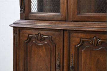 中古　美品　DREXEL HERITAGE(ドレクセルヘリテイジ)　Touraine(ツーレイン)シリーズ　アンティーク調　クラシックなデザインがステキな二段重ねキャビネット(カップボード、キャビネット、飾り棚、戸棚、収納棚、本箱、ブックケース、ディスプレイケース、キュリオケース)(R-081149)