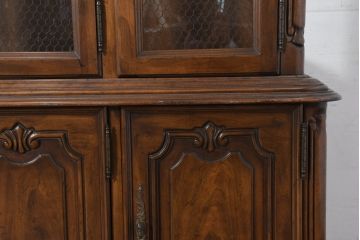 中古　美品　DREXEL HERITAGE(ドレクセルヘリテイジ)　Touraine(ツーレイン)シリーズ　アンティーク調　クラシックなデザインがステキな二段重ねキャビネット(カップボード、キャビネット、飾り棚、戸棚、収納棚、本箱、ブックケース、ディスプレイケース、キュリオケース)(R-081149)