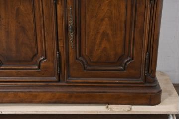 中古　美品　DREXEL HERITAGE(ドレクセルヘリテイジ)　Touraine(ツーレイン)シリーズ　アンティーク調　クラシックなデザインがステキな二段重ねキャビネット(カップボード、キャビネット、飾り棚、戸棚、収納棚、本箱、ブックケース、ディスプレイケース、キュリオケース)(R-081149)