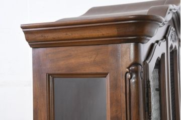 中古　美品　DREXEL HERITAGE(ドレクセルヘリテイジ)　Touraine(ツーレイン)シリーズ　アンティーク調　クラシックなデザインがステキな二段重ねキャビネット(カップボード、キャビネット、飾り棚、戸棚、収納棚、本箱、ブックケース、ディスプレイケース、キュリオケース)(R-081149)