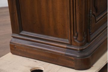 中古　美品　DREXEL HERITAGE(ドレクセルヘリテイジ)　Touraine(ツーレイン)シリーズ　アンティーク調　クラシックなデザインがステキな二段重ねキャビネット(カップボード、キャビネット、飾り棚、戸棚、収納棚、本箱、ブックケース、ディスプレイケース、キュリオケース)(R-081149)