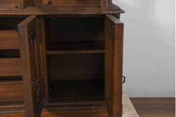 中古　美品　DREXEL HERITAGE(ドレクセルヘリテイジ)　Touraine(ツーレイン)シリーズ　アンティーク調　クラシックなデザインがステキな二段重ねキャビネット(カップボード、キャビネット、飾り棚、戸棚、収納棚、本箱、ブックケース、ディスプレイケース、キュリオケース)(R-081149)