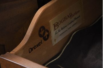 中古　美品　DREXEL HERITAGE(ドレクセルヘリテイジ)　Touraine(ツーレイン)シリーズ　アンティーク調　クラシックなデザインがステキな二段重ねキャビネット(カップボード、キャビネット、飾り棚、戸棚、収納棚、本箱、ブックケース、ディスプレイケース、キュリオケース)(R-081149)