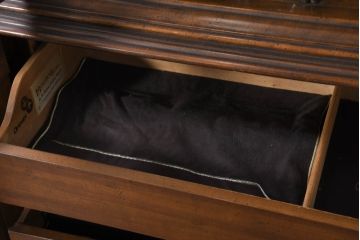 中古　美品　DREXEL HERITAGE(ドレクセルヘリテイジ)　Touraine(ツーレイン)シリーズ　アンティーク調　クラシックなデザインがステキな二段重ねキャビネット(カップボード、キャビネット、飾り棚、戸棚、収納棚、本箱、ブックケース、ディスプレイケース、キュリオケース)(R-081149)