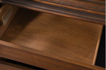 中古　美品　DREXEL HERITAGE(ドレクセルヘリテイジ)　Touraine(ツーレイン)シリーズ　アンティーク調　クラシックなデザインがステキな二段重ねキャビネット(カップボード、キャビネット、飾り棚、戸棚、収納棚、本箱、ブックケース、ディスプレイケース、キュリオケース)(R-081149)