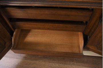 中古　美品　DREXEL HERITAGE(ドレクセルヘリテイジ)　Touraine(ツーレイン)シリーズ　アンティーク調　クラシックなデザインがステキな二段重ねキャビネット(カップボード、キャビネット、飾り棚、戸棚、収納棚、本箱、ブックケース、ディスプレイケース、キュリオケース)(R-081149)