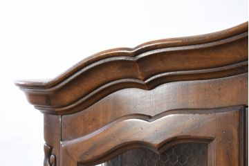中古　美品　DREXEL HERITAGE(ドレクセルヘリテイジ)　Touraine(ツーレイン)シリーズ　アンティーク調　クラシックなデザインがステキな二段重ねキャビネット(カップボード、キャビネット、飾り棚、戸棚、収納棚、本箱、ブックケース、ディスプレイケース、キュリオケース)(R-081149)