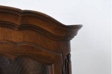 中古　美品　DREXEL HERITAGE(ドレクセルヘリテイジ)　Touraine(ツーレイン)シリーズ　アンティーク調　クラシックなデザインがステキな二段重ねキャビネット(カップボード、キャビネット、飾り棚、戸棚、収納棚、本箱、ブックケース、ディスプレイケース、キュリオケース)(R-081149)