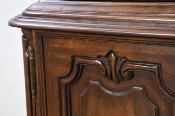 中古　美品　DREXEL HERITAGE(ドレクセルヘリテイジ)　Touraine(ツーレイン)シリーズ　アンティーク調　クラシックなデザインがステキな二段重ねキャビネット(カップボード、キャビネット、飾り棚、戸棚、収納棚、本箱、ブックケース、ディスプレイケース、キュリオケース)(R-081149)