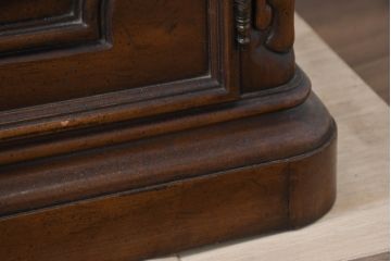 中古　美品　DREXEL HERITAGE(ドレクセルヘリテイジ)　Touraine(ツーレイン)シリーズ　アンティーク調　クラシックなデザインがステキな二段重ねキャビネット(カップボード、キャビネット、飾り棚、戸棚、収納棚、本箱、ブックケース、ディスプレイケース、キュリオケース)(R-081149)