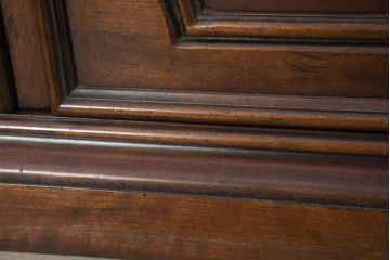 中古　美品　DREXEL HERITAGE(ドレクセルヘリテイジ)　Touraine(ツーレイン)シリーズ　アンティーク調　クラシックなデザインがステキな二段重ねキャビネット(カップボード、キャビネット、飾り棚、戸棚、収納棚、本箱、ブックケース、ディスプレイケース、キュリオケース)(R-081149)