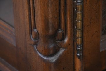中古　美品　DREXEL HERITAGE(ドレクセルヘリテイジ)　Touraine(ツーレイン)シリーズ　アンティーク調　クラシックなデザインがステキな二段重ねキャビネット(カップボード、キャビネット、飾り棚、戸棚、収納棚、本箱、ブックケース、ディスプレイケース、キュリオケース)(R-081149)