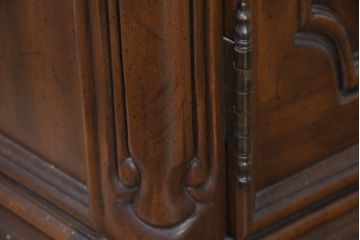 中古　美品　DREXEL HERITAGE(ドレクセルヘリテイジ)　Touraine(ツーレイン)シリーズ　アンティーク調　クラシックなデザインがステキな二段重ねキャビネット(カップボード、キャビネット、飾り棚、戸棚、収納棚、本箱、ブックケース、ディスプレイケース、キュリオケース)(R-081149)