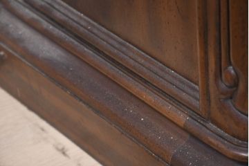 中古　美品　DREXEL HERITAGE(ドレクセルヘリテイジ)　Touraine(ツーレイン)シリーズ　アンティーク調　クラシックなデザインがステキな二段重ねキャビネット(カップボード、キャビネット、飾り棚、戸棚、収納棚、本箱、ブックケース、ディスプレイケース、キュリオケース)(R-081149)