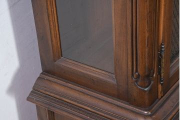 中古　美品　DREXEL HERITAGE(ドレクセルヘリテイジ)　Touraine(ツーレイン)シリーズ　アンティーク調　クラシックなデザインがステキな二段重ねキャビネット(カップボード、キャビネット、飾り棚、戸棚、収納棚、本箱、ブックケース、ディスプレイケース、キュリオケース)(R-081149)