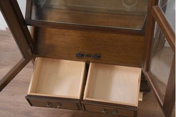 中古　美品　maruni(マルニ木工)　地中海ロイヤルシリーズ(ROYAL)　 シックな佇まいが魅力的なキャビネット(キュリオケース、ガラスケース、ショーケース、食器棚、カップボード、収納棚、戸棚、飾り棚、店舗什器、コレクションケース)(定価約60万円)(R-081151)
