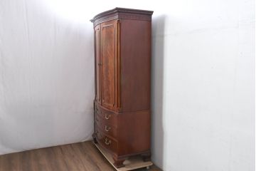 中古　超美品!!　アメリカ　最高級家具メーカー　Baker(ベーカー社)　マホガニー材　高級感のある佇まいが目を惹くトールキャビネット(収納棚、戸棚、引き出し、食器棚、カップボード)(定価約190万円)(R-081153)