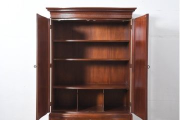 中古　超美品!!　アメリカ　最高級家具メーカー　Baker(ベーカー社)　マホガニー材　高級感のある佇まいが目を惹くトールキャビネット(収納棚、戸棚、引き出し、食器棚、カップボード)(定価約190万円)(R-081153)