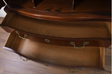 中古　超美品!!　アメリカ　最高級家具メーカー　Baker(ベーカー社)　マホガニー材　高級感のある佇まいが目を惹くトールキャビネット(収納棚、戸棚、引き出し、食器棚、カップボード)(定価約190万円)(R-081153)