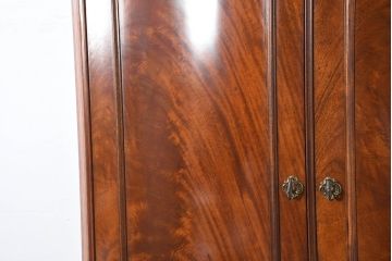 中古　超美品!!　アメリカ　最高級家具メーカー　Baker(ベーカー社)　マホガニー材　高級感のある佇まいが目を惹くトールキャビネット(収納棚、戸棚、引き出し、食器棚、カップボード)(定価約190万円)(R-081153)