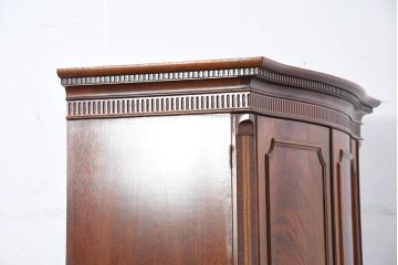 中古　超美品!!　アメリカ　最高級家具メーカー　Baker(ベーカー社)　マホガニー材　高級感のある佇まいが目を惹くトールキャビネット(収納棚、戸棚、引き出し、食器棚、カップボード)(定価約190万円)(R-081153)