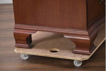中古　超美品!!　アメリカ　最高級家具メーカー　Baker(ベーカー社)　マホガニー材　高級感のある佇まいが目を惹くトールキャビネット(収納棚、戸棚、引き出し、食器棚、カップボード)(定価約190万円)(R-081153)