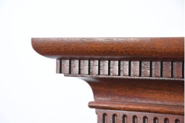 中古　超美品!!　アメリカ　最高級家具メーカー　Baker(ベーカー社)　マホガニー材　高級感のある佇まいが目を惹くトールキャビネット(収納棚、戸棚、引き出し、食器棚、カップボード)(定価約190万円)(R-081153)