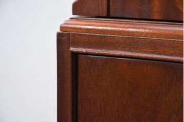 中古　超美品!!　アメリカ　最高級家具メーカー　Baker(ベーカー社)　マホガニー材　高級感のある佇まいが目を惹くトールキャビネット(収納棚、戸棚、引き出し、食器棚、カップボード)(定価約190万円)(R-081153)