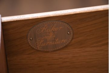 中古　超美品!!　アメリカ　最高級家具メーカー　Baker(ベーカー社)　マホガニー材　高級感のある佇まいが目を惹くトールキャビネット(収納棚、戸棚、引き出し、食器棚、カップボード)(定価約190万円)(R-081153)