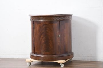 中古　美品　アメリカ　最高級家具メーカー　Baker(ベーカー社)　存在感と収納力を兼ね備えたドラムテーブル(ラウンドテーブル、サイドテーブル、コーヒーテーブル、サイドキャビネット)(定価約80万円)(R-081154)