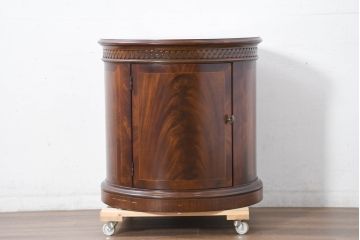 中古　美品　アメリカ　最高級家具メーカー　Baker(ベーカー社)　存在感と収納力を兼ね備えたドラムテーブル(ラウンドテーブル、サイドテーブル、コーヒーテーブル、サイドキャビネット)(定価約80万円)(R-081154)